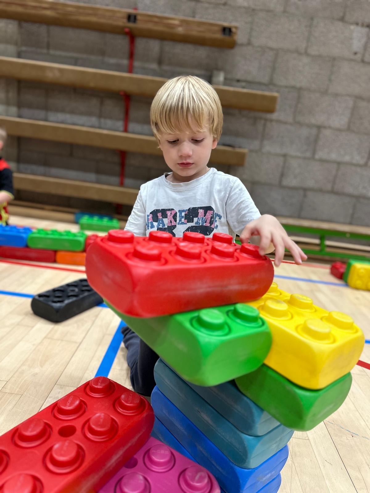 Bouwen met blokken op de kleutersportdag