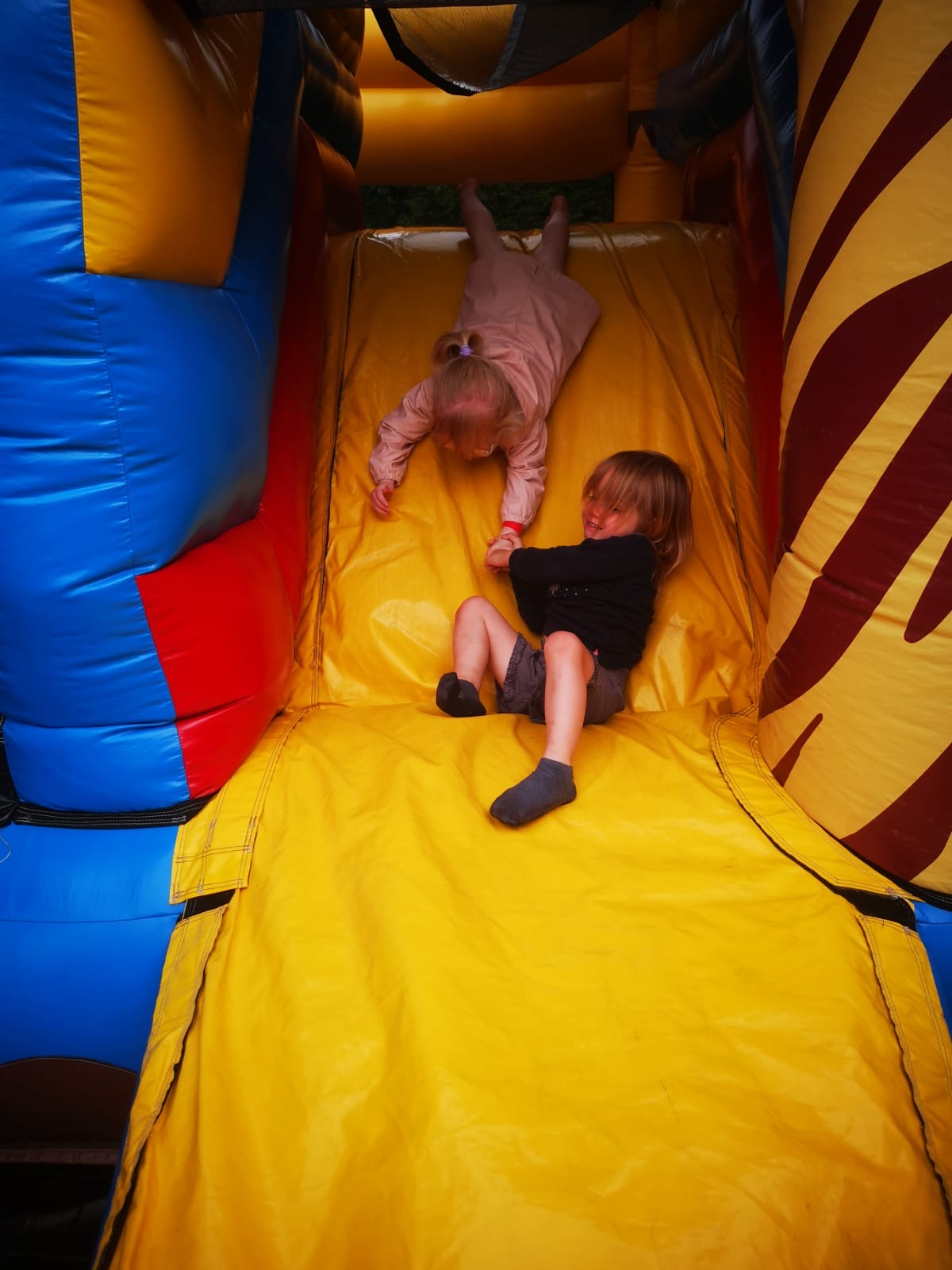 Glijbaan springkasteel sportdag kleuters