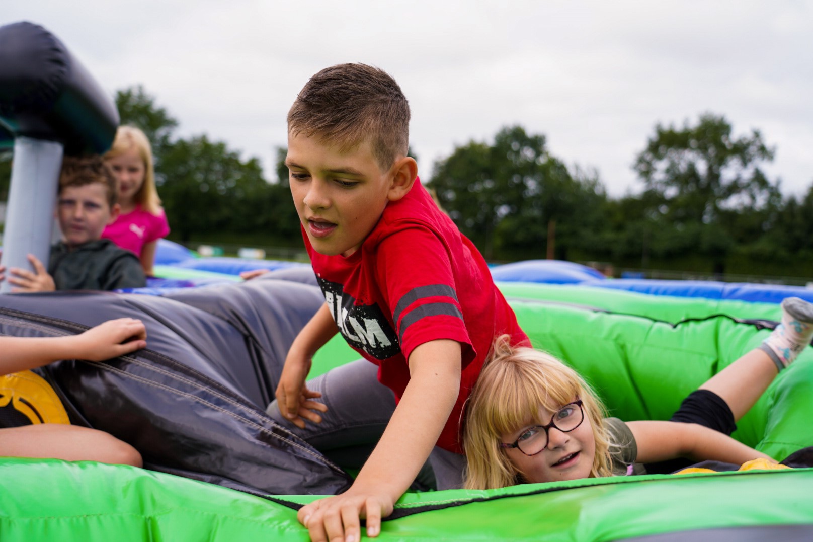 Kinderen op het springkasteel tijdens de sportdag