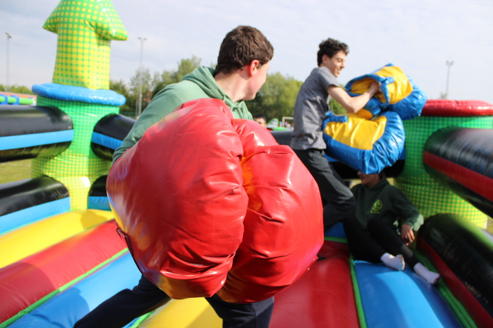 Boksen op een sportdag middelbare school