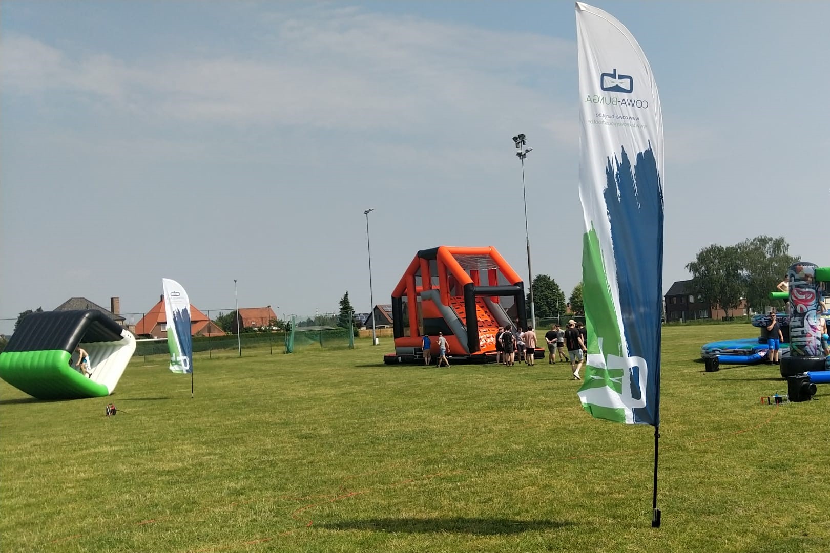 Springkastelen op een sportdag middelbare school