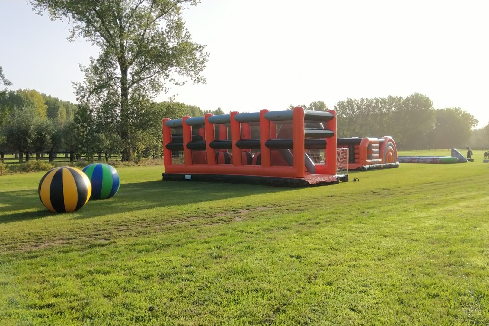 Inflatables op eens portdag voor de lagere school