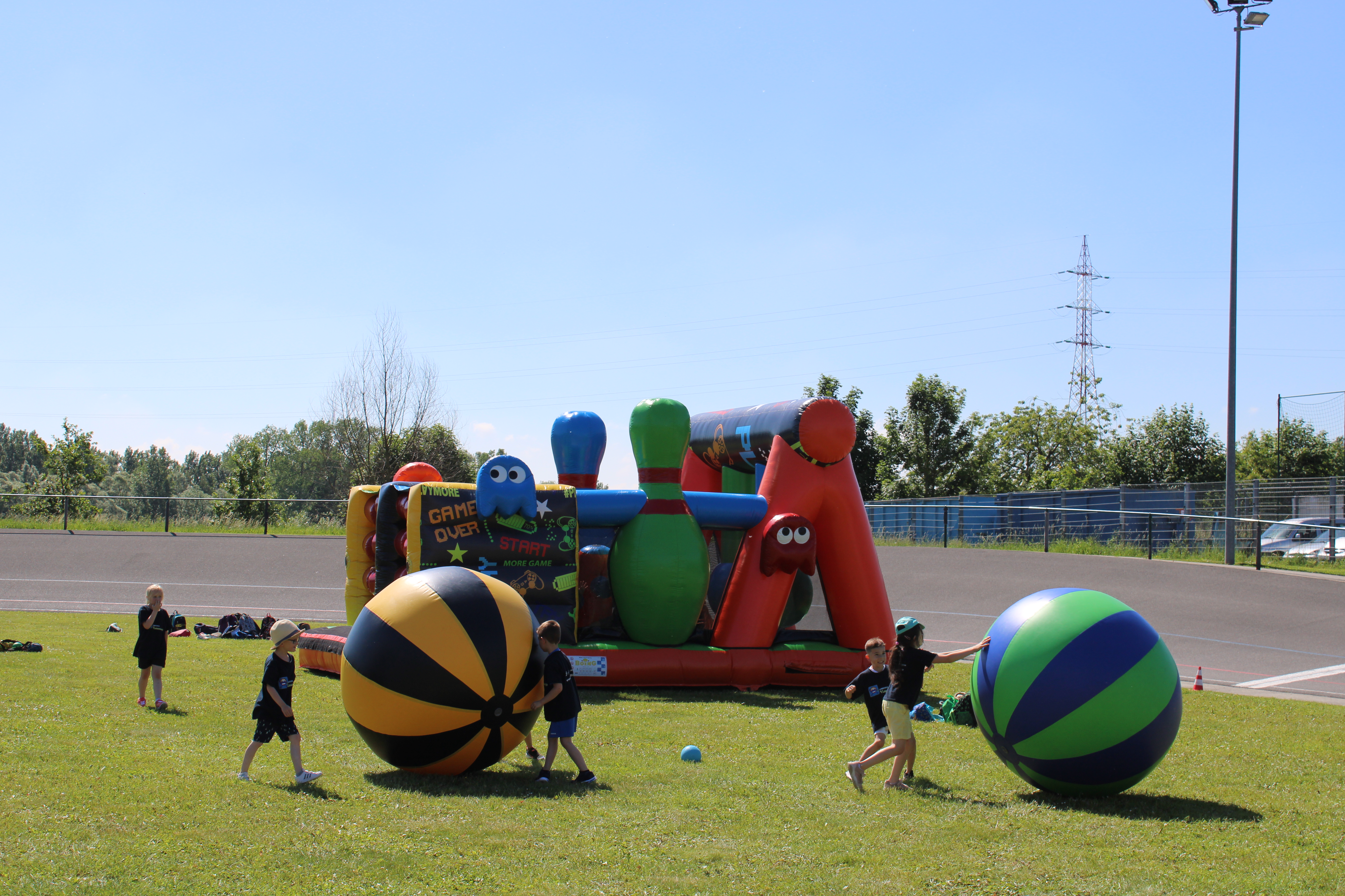 Sportdag met springkastelen lagere school