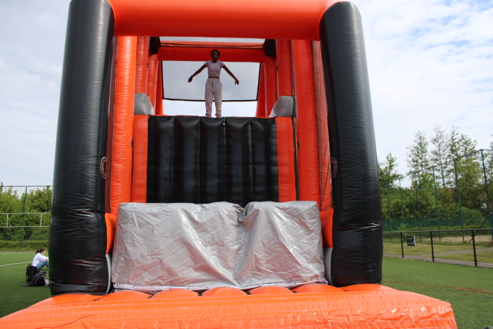 Inflatable attracties op een sportdag middelbaar