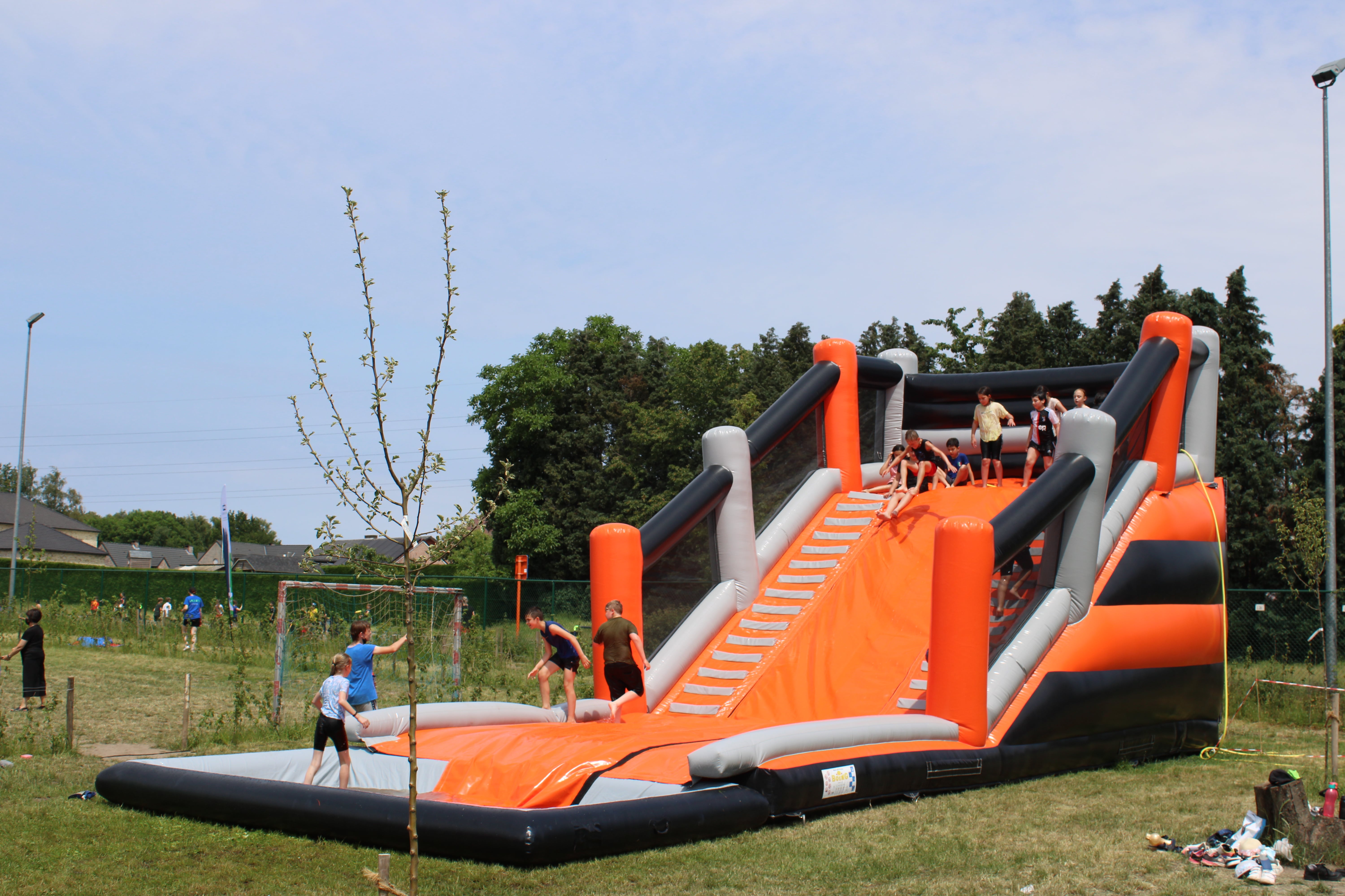 Waterglijbaan op een sportdag voor de lagere school