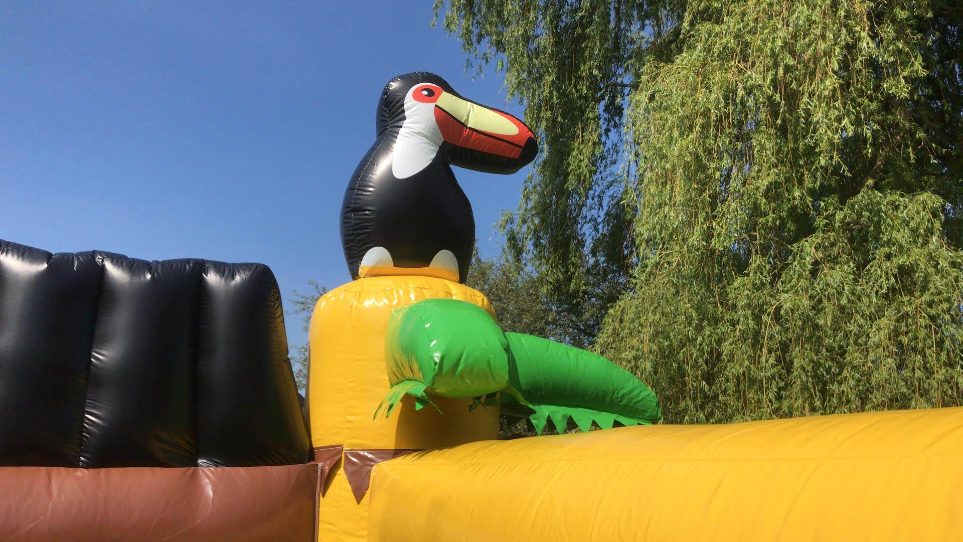 Springkasteel voor kinderen met de jeep op safari en glijbaan huren