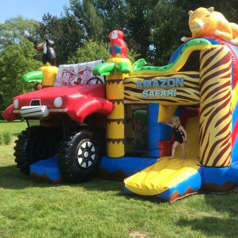 Springkasteel voor kinderen met de jeep op safari en glijbaan huren