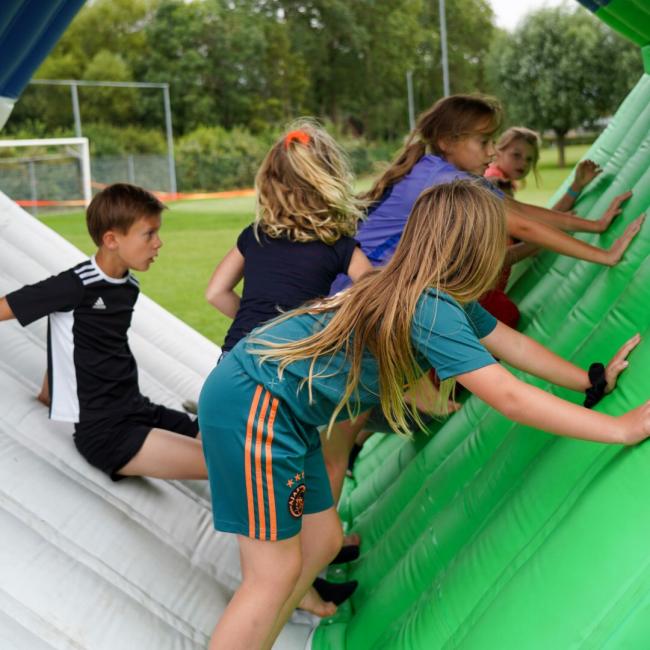 Kinderen op het sportkamp lagere school