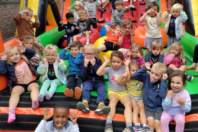 Lachende en enthouasiaste kinderen op sportkamp