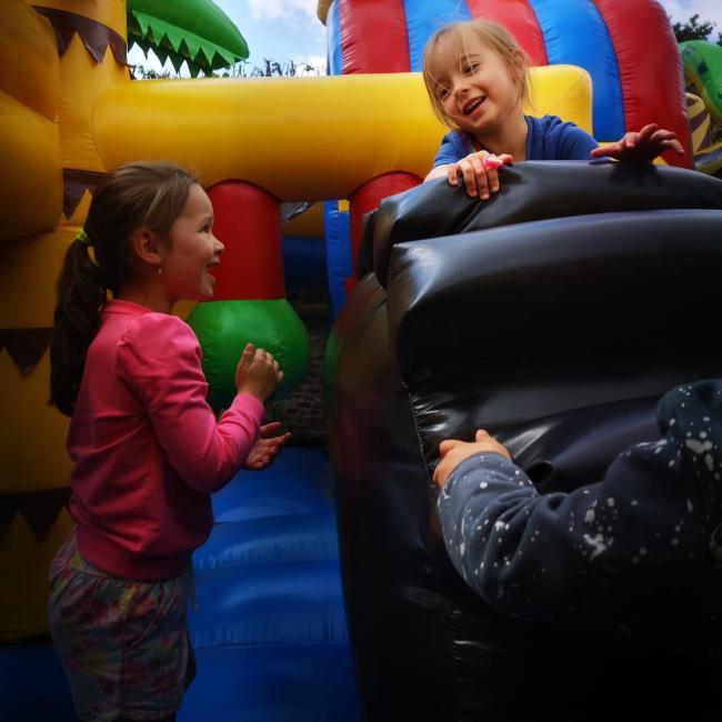 Kinderen op sportkamp op het springkasteel