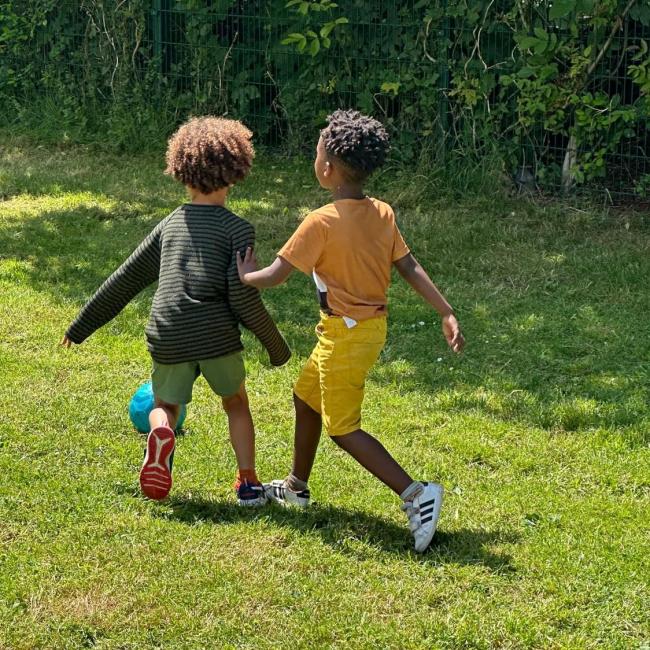 Spelende kinderen op sportkamp