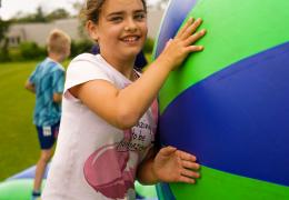 Lachende kinderen op sportkamp